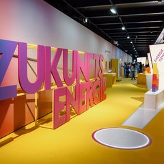 Blick in die Ausstellung: Wer auf den weißen Kreis tritt, löst einen LED-Lichtblitz aus.