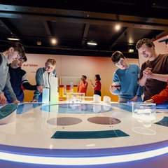 Besuchende können ein Wasserstoffteilchen auf seiner Reise von der Erzeugung bis zur Nutzung begleiten.