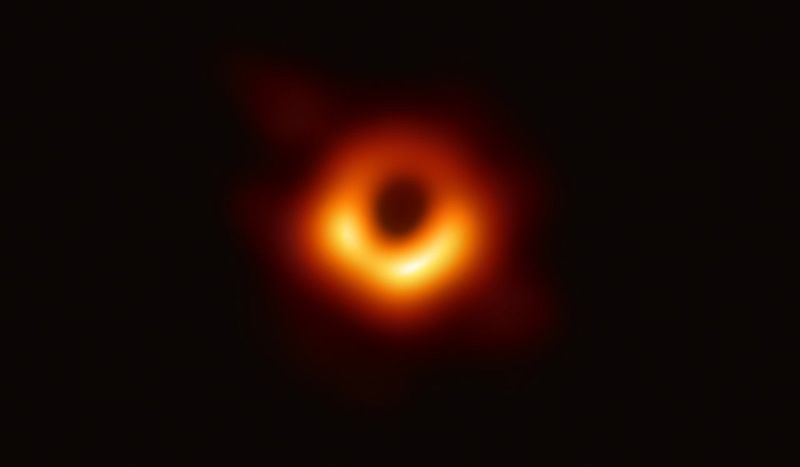 Das erste Bild eines schwarzen Loches: Ein roter Kreis in schwarzer Materie.