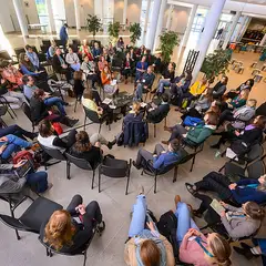 Beim Forum Wissenschaftskommunikation 2023 luden unterschiedliche, interaktive Sessions zum Austausch ein. Foto: Fishbowldiskussion zum Thema "Abwertende Fachsprache in der Öffentlichkeit".