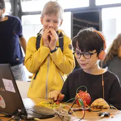Einfach Ausprobieren: Auf dem Maker Festival tüfteln schon die Kleinsten mit.