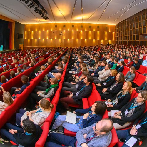 Menschen in Publikum von Aula bei Konferenz
